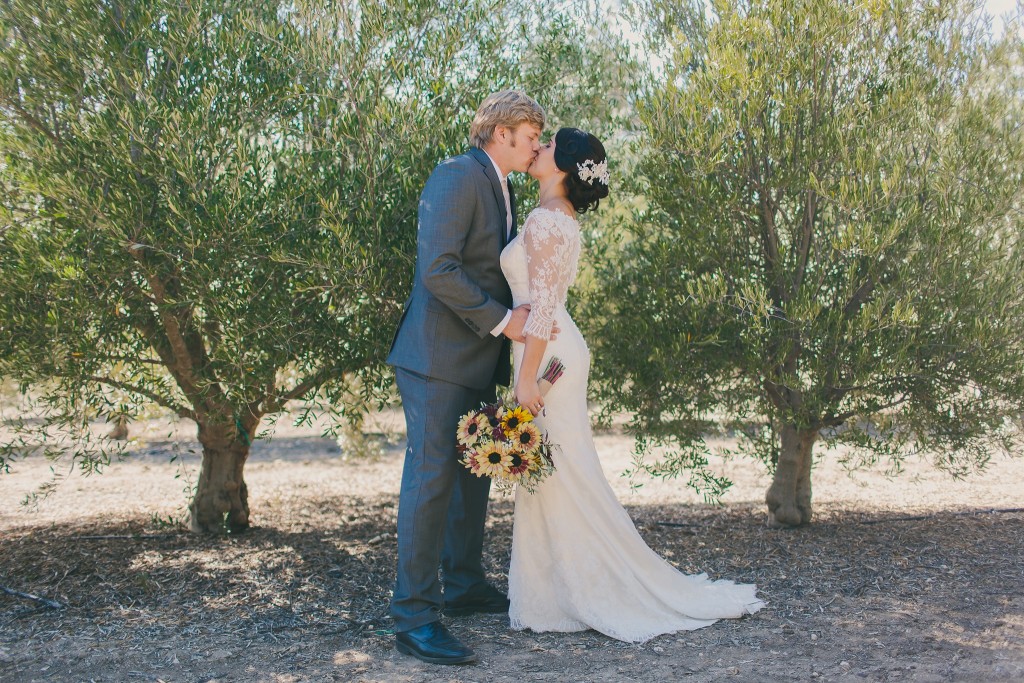 Elegant Backyard Wedding | Lindsey Gomes Photography_0017