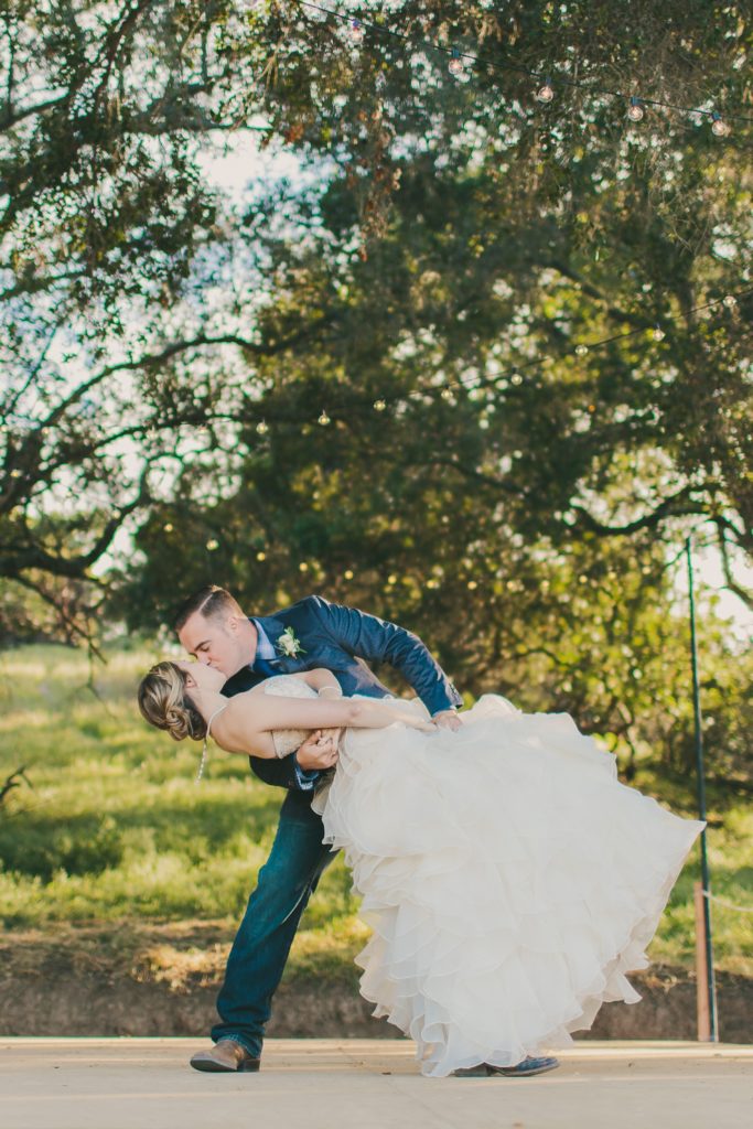 Soft & Glamourous Countryside Wedding| Lindsey Gomes Photography_0053